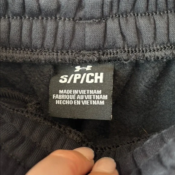 Under Armour Black Joggers Lightweight Athletic Fit - Picture 2 of 3